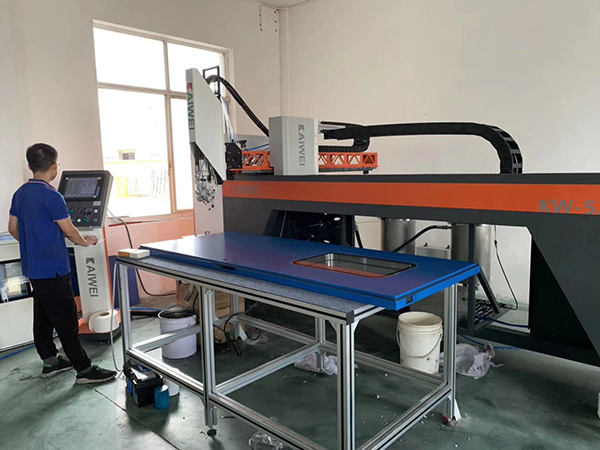 密封發(fā)泡設(shè)備點(diǎn)膠對比