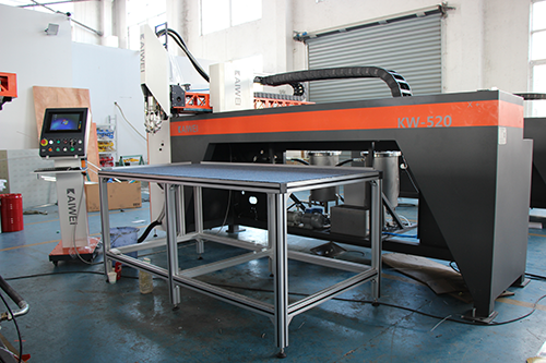 鈑金機(jī)箱門板密封可使用什么點(diǎn)膠機(jī)？