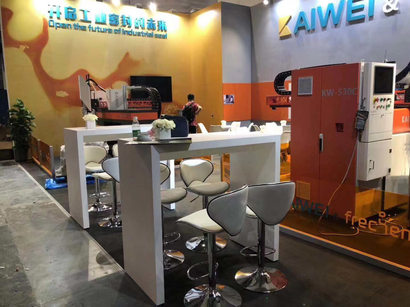 凱偉全自動(dòng)涂膠設(shè)備-智能無(wú)線遙控技術(shù)亮相中國(guó)二十一屆工博會(huì)