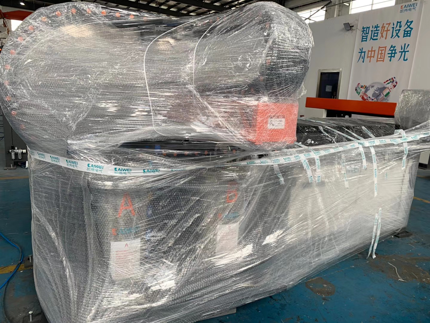 土耳其客戶KW-520電機(jī)專用發(fā)泡密封常量涂膠機(jī)發(fā)貨通知