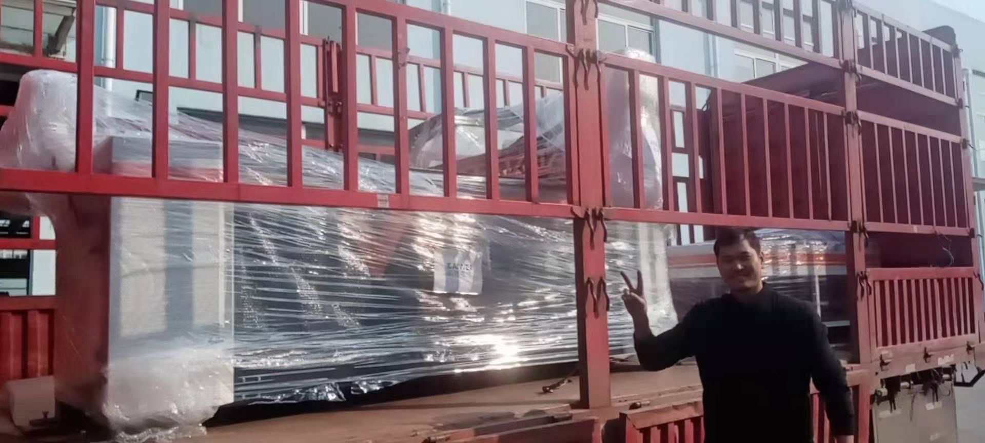 重慶客戶KW-510基業(yè)柜門(mén)板密封點(diǎn)膠發(fā)泡機(jī)發(fā)貨