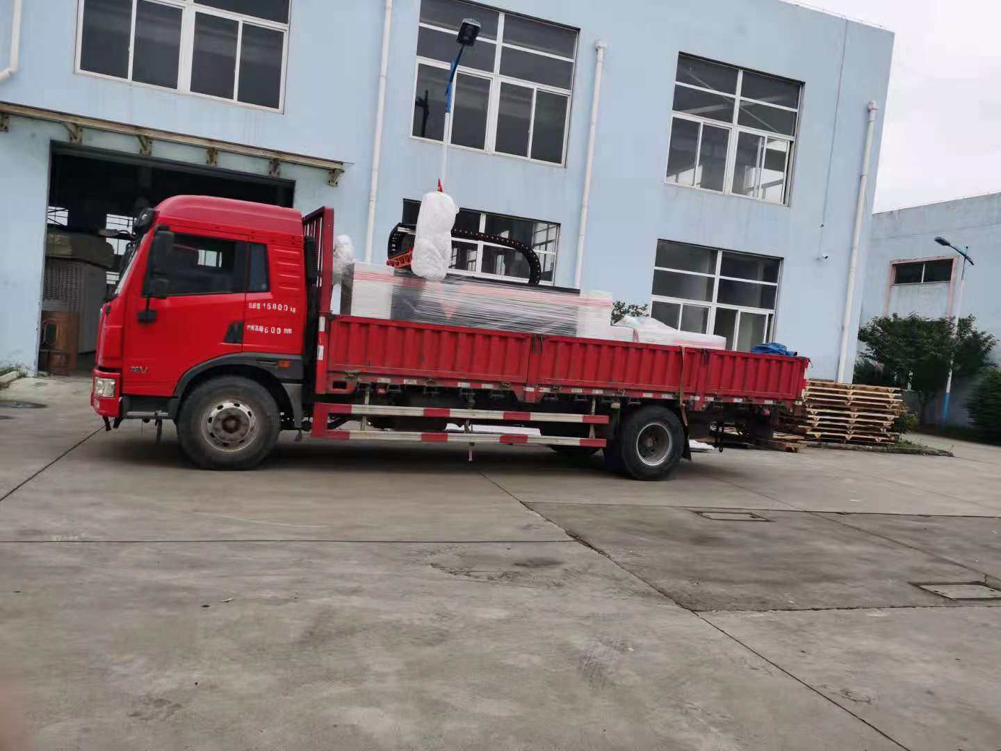 威圖柜密封點膠-防水防塵-聚氨酯發(fā)泡機(jī)發(fā)貨浙江溫州