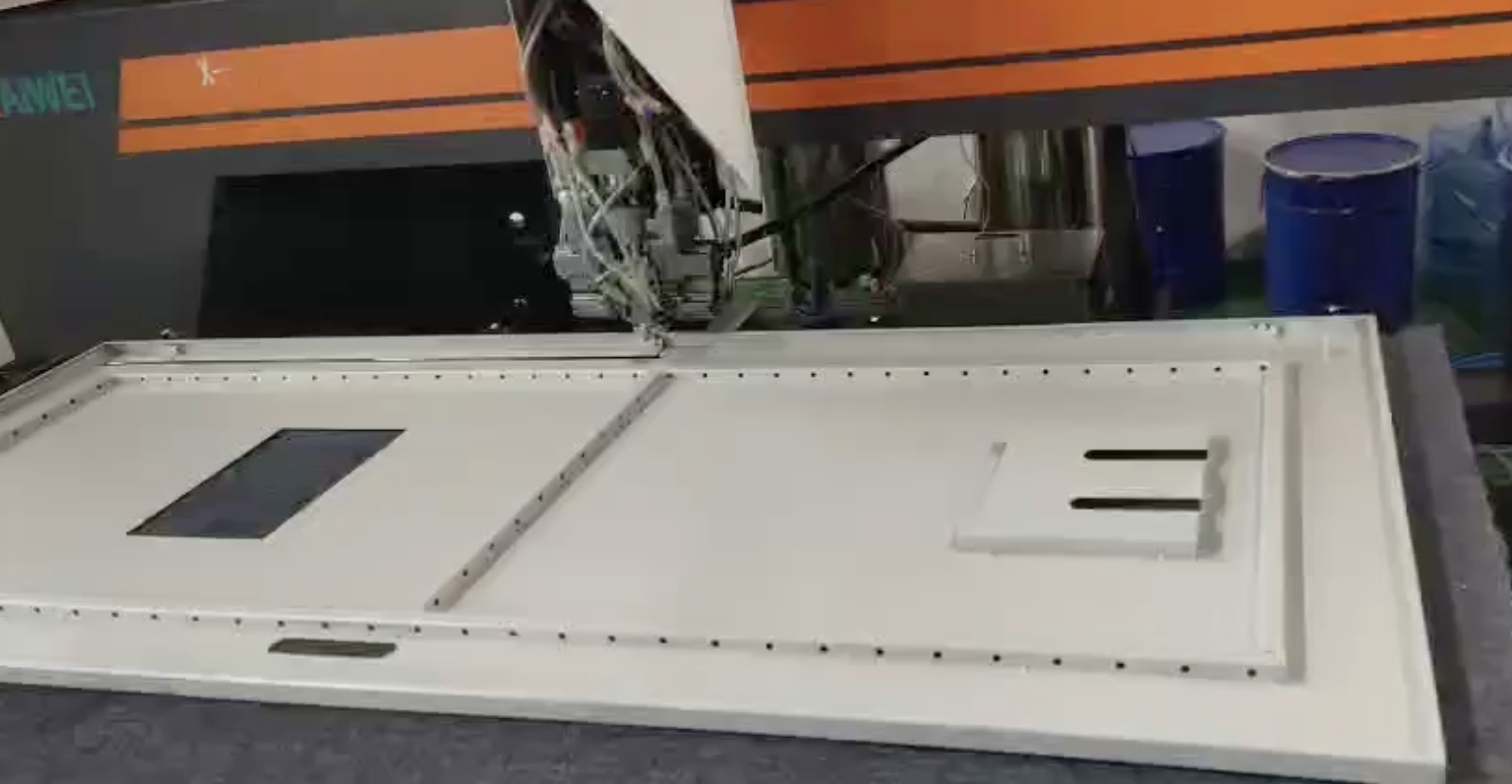 配電柜門板密封點膠-防塵防水-雙組份聚氨酯膠條涂膠機發(fā)貨浙江寧波