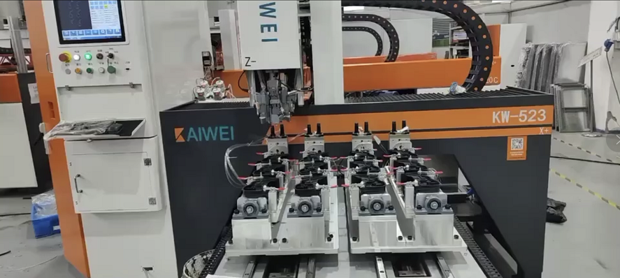 密封涂膠機(jī)搖擺臺在汽車領(lǐng)域的應(yīng)用