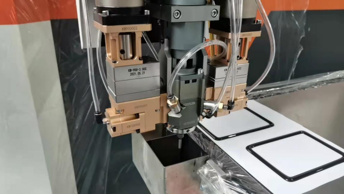 配電箱配電柜門行業(yè)如何選擇密封條點(diǎn)膠涂膠機(jī)